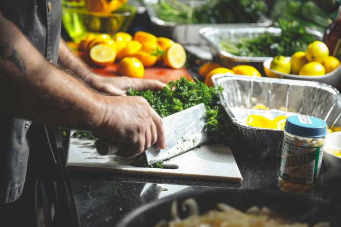 Eten snijden in keuken